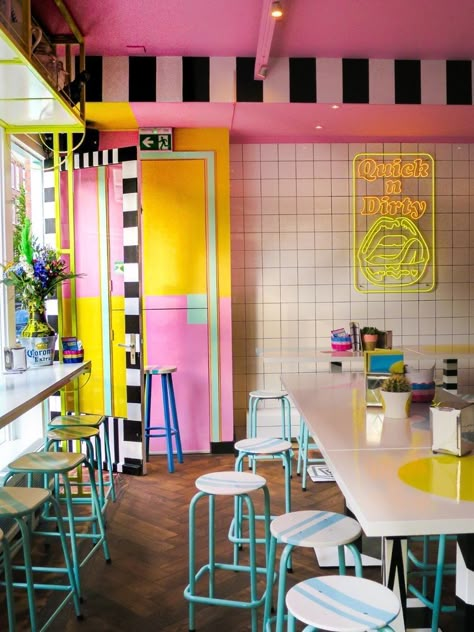 Pop Restaurant Design, Estilo Kitsch, Colorful Cafe, Colorful Restaurant, Decoration Restaurant, Pisco Sour, Cafe Shop Design, Memphis Design, Coffee Shop Design