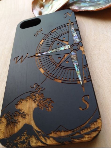 Lézervágott Fa, Seni Resin, Wooden Phone Case, Laser Engraved Ideas, Compass Design, Cnc Projects, Cadeau Photo, Iphone Pro, Old Days