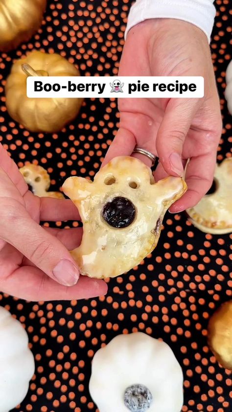 Halloween booberry 👻 pie recipe #Halloween #blueberry #pie #cute | Liz & Jeff | Liz & Jeff · Original audio Berry Pie Recipe, Pies Art, Scream Halloween, Artsy Design, Pie Tops, Berry Pie, Blueberry Pie, Halloween Goodies, Fall Drinks