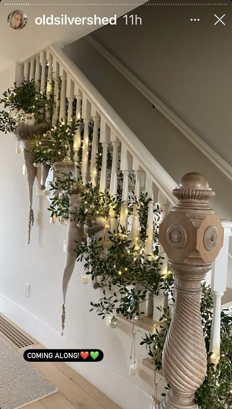 Christmas Banister, Christmas Stairs Decorations, Christmas Staircase Decor, Stairs Renovation, Rustic Stairs, Christmas Stairs, Christmas Staircase, Christmas Mantel Decorations, Diy Stairs