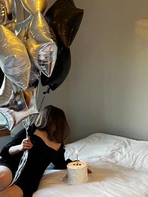 Cake In Bed Photoshoot, Birthday Cake In Bed Aesthetic, Birthday Picture Ideas Bed, Birthday Pose With Balloons, Birthday Poses In Bed, Bedroom Photoshoot Birthday, Bed Birthday Photoshoot Ideas, Birthday Poses With Cake Aesthetic, 23 Birthday Cake Aesthetic