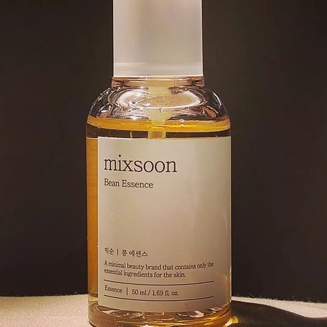 I’ve been using the @mixsoon_official Bean Essence for a few weeks now, and I’m honestly impressed! 💧✨ This lightweight essence is packed with fermented soybeans, and it’s done wonders for my skin’s hydration. My skin feels softer and looks brighter after each use, and the essence absorbs so quickly without leaving any sticky residue. One of my favorite things is how it balances oil production, so my face feels moisturized but never greasy. 🙌🌿 It's also fragrance-free, which is a plus for my... Mixsoon Bean Essence, Mixsoon Essence, Fermented Soybeans, Minimal Beauty, Oil Production, My Skin, Fragrance Free, A Plus, My Favorite Things