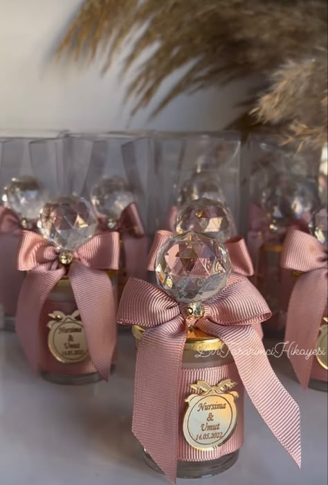 Cute votive candles Debut Souvenir Ideas Aesthetic, Suviners Ideas Debut, Souvenirs For Debut, Souvenir Ideas Debut, Debut Giveaways Souvenirs, Debut Souvenir Ideas, Bonbonniere Ideas, Grad Party Favors, Sweet 15 Party Ideas Quinceanera