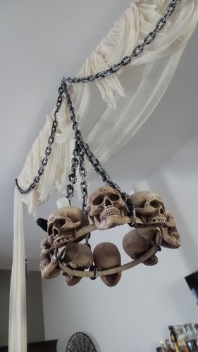 Chain Halloween Decor, Art Deco Halloween Decor, Skeleton Chandelier Diy, Diy Halloween Chains, Diy Chandelier Halloween, Diy Halloween Chandelier Decor, Skull Chandelier Diy, Halloween Chandelier Diy, Diy Skeleton Decor