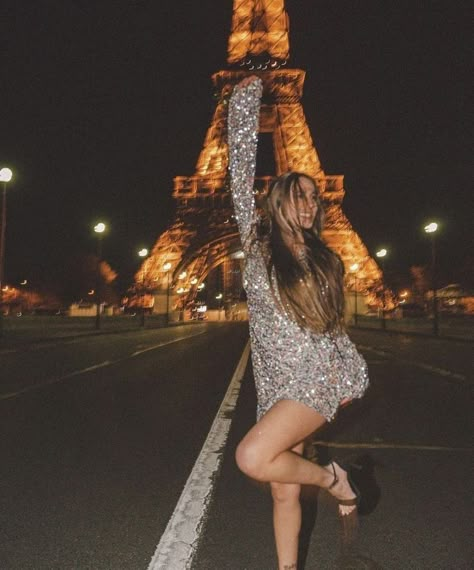 Eiffel Tower Night Photoshoot, Paris Hen Do, Paris At Night Aesthetic, Paris Night Outfit, Paris Trip Outfits, Photoshoot Paris, Paris In November, Paris In April, At Night Aesthetic