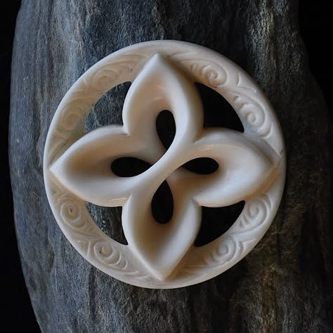 Sculpture Dremel, Carving Bone, Agate Carving, Art Sculpture En Bois, Rock Carving, Woodcarving Ideas, Dremel Carving, Wood Jewelery, Bone Crafts