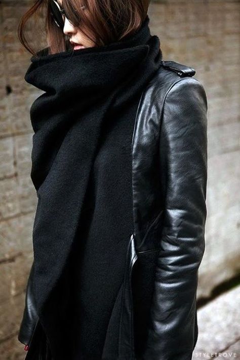 Knit and leather Jeans Trend, Quoi Porter, Pastel Outfit, Studio 54, Black Scarf, Style Noir, 가을 패션, Black Leather Jacket, Looks Style