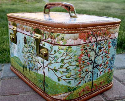 Sewing Box Makeover, Suitcase Upcycle, Suitcase Makeover, Decoupage Suitcase, Vintage Suitcase Decor, Suitcase Art, Suitcase Diy, Painted Suitcase, Suitcase Decor