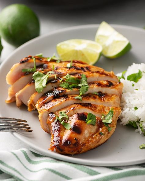 This honey lime chicken is coated in a delicious marinade and is sure to be a big hit every time you make it! Delicious on it's own or served over rice or quinoa! Lime Chicken Breast, White Chicken Lasagna, Turkey Food, Slow Cooker Salsa, Lime Chicken Tacos, Food Savory, Lime Chicken Recipes, Coconut Lime Chicken, Honey Lime Chicken