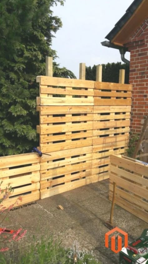 Pallet Fence Diy, Boho Decor Diy, Diy Pallet Bed, Pallet Fence, Diy Fence, Pallet Decor, Pallet Garden, Pallets Garden, Backyard Diy Projects