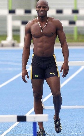 Asafa Powell, Jamaican Olympian  Too sexxy for those shorts :p Sprinter Physique, Asafa Powell, Physique Inspiration, Men Pictures, Marathon Motivation, Field Athletes, Usain Bolt, Fastest Man, Olympic Athletes