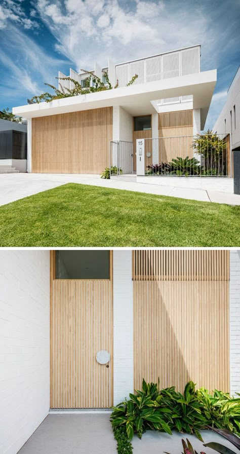 The double garage door of this modern housr is hidden in plain sight by integrating the door and using it as part of the overall facade design. #ModernHouse #ModernArchitecture #HiddenGarageDoor Exterior Design Modern, Timber Garage Door, Double Garage Door, Timber Garage, Beach House Exterior, Design Exterior, Beach House Design, Garage Design, House Entrance