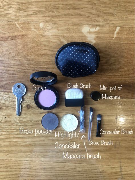 Purse Kit Ideas, Nostalgic Makeup, Mini Makeup Kit, Full Makeup Kit, Diy Travel Makeup, Penpal Inspiration, Ultralight Travel, Travel Makeup Kit, Tiny Purse