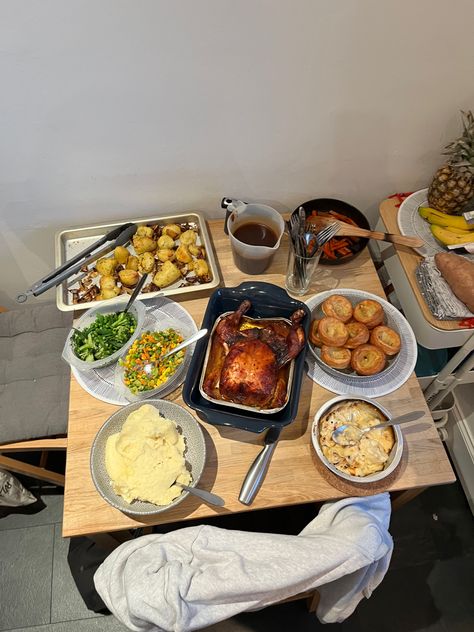 Sunday Roast Dinner Aesthetic, Sunday Dinner Aesthetic, Roast Dinner Aesthetic, Roast Aesthetic, Christmas Hosting, Sunday Roast Dinner, Dinner Aesthetic, Hosting Ideas, Roast Dinner