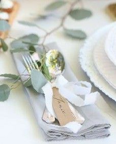 White Wedding Table Setting, Kraft Paper Wedding, Fall Brunch, Wedding Tableware, Tafel Decor, Brunch Table, Wedding Themes Fall, Thanksgiving Table Settings, Setting Ideas