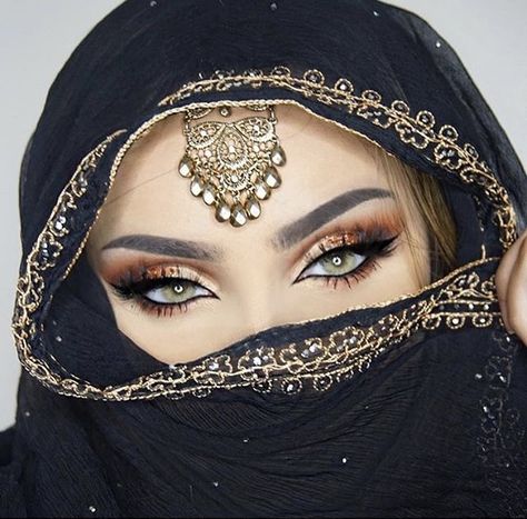 Arabic women have been rocking this look looong before Instagram. Makeup Arab, Arabic Make-up, Arab Makeup, Arabian Eyes, Arabic Eye Makeup, Solotica Lenses, Bollywood Makeup, Arabic Makeup, Arab Beauty