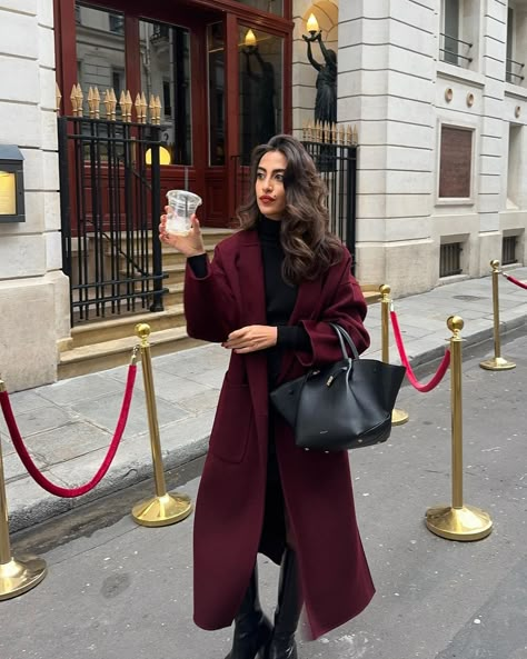 Taïna Cassagnes (@taina.csg) • Instagram photos and videos Maroon Turtleneck Outfit, Cherry Red Fall Outfit, Burgundy Coat Outfit Winter, Burgundy Winter Outfits, Burgundy Coat Outfit, Burgundy Outfit Ideas, Burgundy Coat, Winter Coat Outfits, Burgundy Outfit