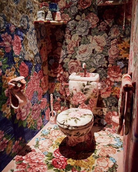 Real Estate Agent Posts 25 Of The Worst Home Design Finds By Her Fellow Agents Tiny Loft, Weird Design, Floral Carpet, Design Fails, The Older I Get, Bad Taste, Bad Design, Estate Agent, Home Renovation