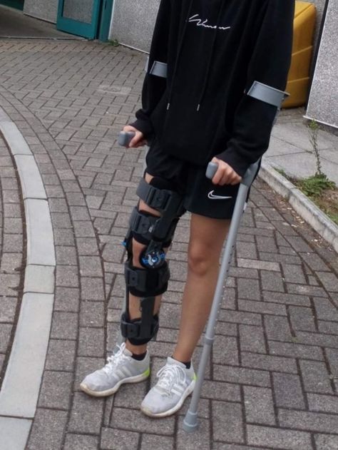 Knee Brace Outfit, Injury Aesthetic, Soccer Injuries, Spiegel Selfie, Leg Cast, Leg Injury, Leg Braces, Video Call With Boyfriend Screen Photo, Soccer Girl