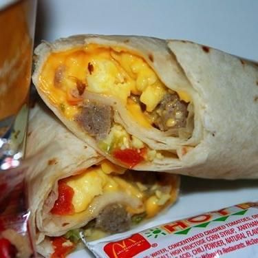 Breakfast Burritos Copycat from McDonald's - Linda's Kitchen ღ Mcdonalds Breakfast Burritos, Healthy Breakfast Burrito, Fast Breakfast, Mcdonalds Breakfast, Chicken Breakfast, Breakfast Wraps, Breakfast Burrito, Freezer Breakfast, Think Food