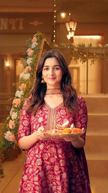 Celebrity Traditional Outfits, Kurti Poses, Dp For Instagram, Celebrity Actress, Brothers Movie, Alia Bhatt Photoshoot, Lehenga Designs Simple, Transparent Top, Instagram Dp