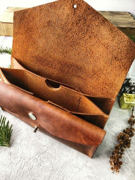 Diy En Cuir, Diy Leather Projects, Leather Wallet Pattern, Brown Leather Wallet, Bag Sewing, Women Wallet, Handmade Leather Wallet, Leather Projects, Leather Gifts