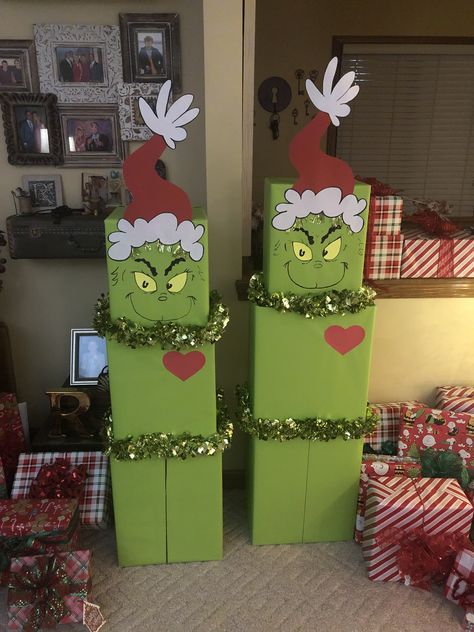 Christmas Present Tower Ideas, Grinch Gift Tower, Grinch Gift Wrapping Ideas, Unique Gift Wrapping Christmas, Grinch Christmas Decor, Plate Wall Display, Giant Lollipop, Diy Candyland, Christmas Present Wrap