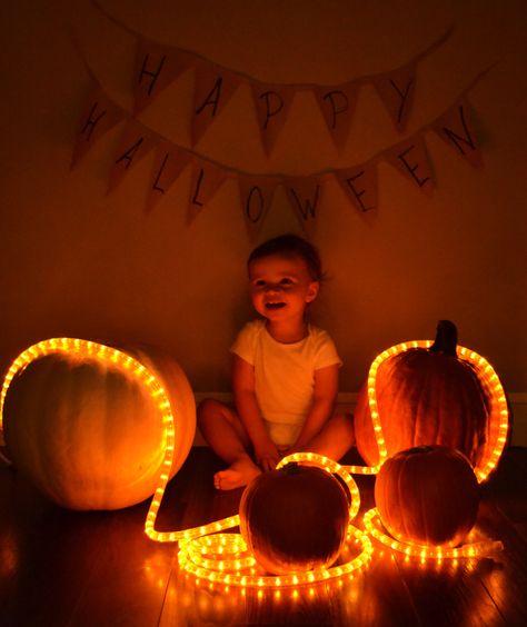 Kids Halloween Picture Ideas, Toddler Halloween Pictures Photo Ideas, Toddler Halloween Pictures, Toddler Halloween Photoshoot, Funny Halloween Pictures, Halloween Baby Pictures, Trajes Halloween, Fotos Halloween, Season Pictures