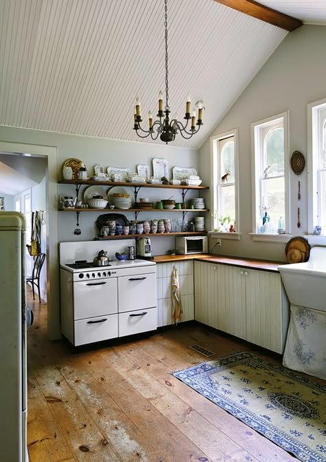 ~ How to Design An Unfitted Kitchen ~ | Lady Butterbug Dapur Rustic, Unfitted Kitchen, Classic Kitchen Design, Vintage Stoves, Minimalist Kitchen Design, Antique Kitchen, Kitchen Design Decor, Classic Kitchens, Vintage Kitchen Decor