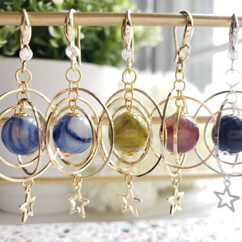 Planet Jewelry, Planet Earrings, Wire Wrapped Jewelry Diy, Wire Jewelry Designs, Diy Wire Jewelry, Handmade Wire Jewelry, Wire Earrings, Etsy Earrings Dangle, Jewelry Inspo