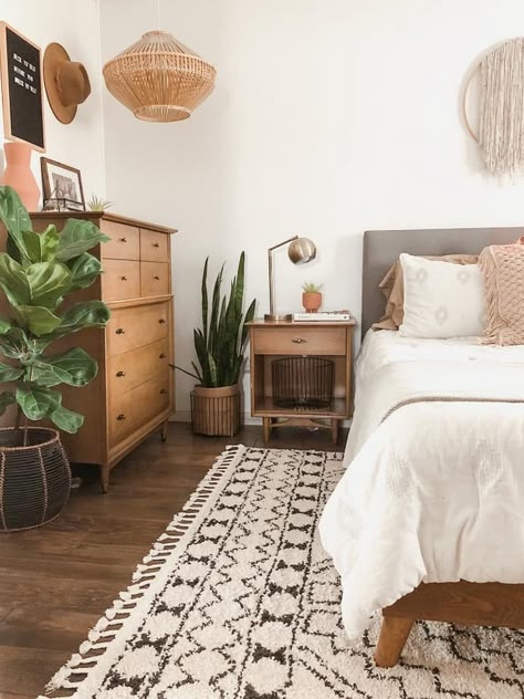 modern eclectic bedroom #home #style Dresser And Nightstand Next To Bed, Idea Bilik Tidur, Reka Bentuk Bilik Tidur, Bedside Table Decor, Dresser Nightstand, Industrial Interior Style, Warm Bedroom, Hiasan Bilik Tidur, Comfy Bedroom