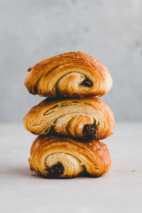 Make irresistible French Pain au Chocolat, also known as Chocolate Croissants, from scratch! Let me show you how to make them at home - it's doable, trust me! Croissant France, France Breakfast, Pain Au Chocolat Recipe, Gluten Free Croissant, Traditional French Desserts, Rough Puff, Chocolate Croissants, Gluten Free Puff Pastry, Homemade Croissants