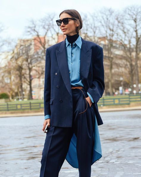 Navy Blazer Outfits, Julie Pelipas, Mode Dope, Dandy Style, Modern Suits, Tommy Ton, Turtleneck Outfit, Stockholm Street Style, Ladies Sunglasses