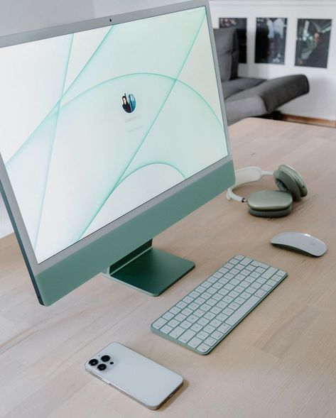 Green Imac Setup, Green Imac Desk Setup, I Mac Apple, Green Imac, Imac Aesthetic, Highschool Goals, Imac Setup, Imac M1, Imac Desk