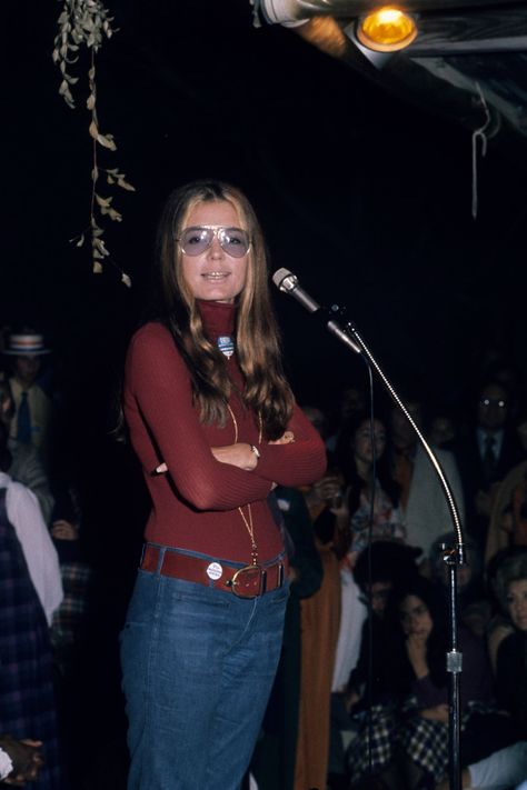 Gloria Steinem's '70s Feminist Look...And How To Get It (PHOTOS) | HuffPost Life Acne Sweater, Green Movie, Marisa Tomei, Good Woman, Womens Liberation, Gloria Steinem, Cartoon Outfits, Birthday Woman, Women In History