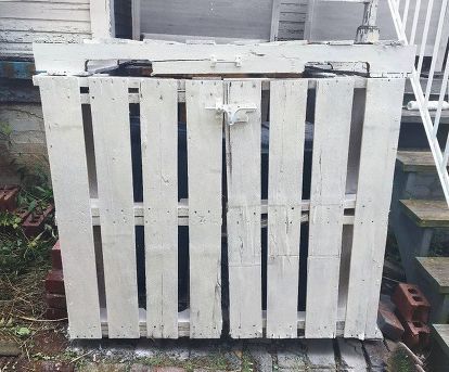 Outdoor Garbage Can Storage From Pallets | Hometalk Outdoor Garbage Can, Garage Redo, Hide Trash Cans, Garbage Can Storage, Camp Projects, Outdoor Organization, Pallet Shed, Fence Pickets, Free Pallets