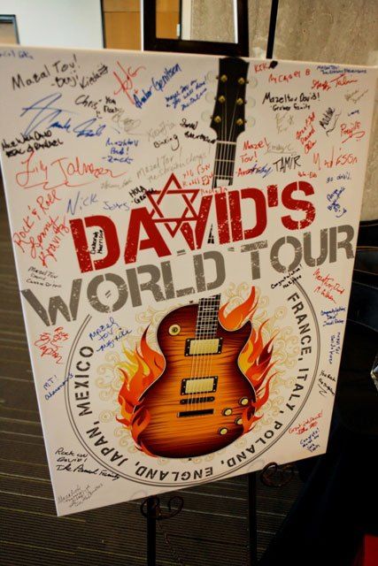 Event Planner Kim Albers pulled out all the stops for future rockstar David when she designed this Rock and Roll themed bar mitzvah celebration. Kim used miniature replicas of some of David’s… Metallica One Birthday, Guitar Themed Birthday Party, Classic Rock Party, Rock Theme Party, Rock And Roll Theme Party, Unique Table Centerpieces, Rock And Roll Party Decorations, Rock Star Guitar, Rock And Roll Birthday Party