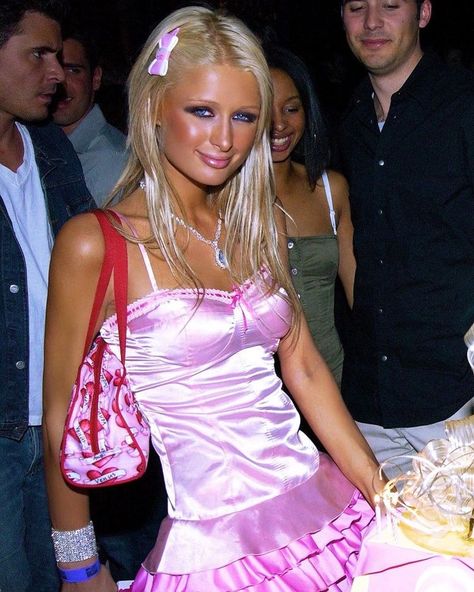 Paris Hilton Outfits, Paris Hilton 2000s, Paris Hilton Style, 2000s Icons, Paris And Nicole, 00s Mode, Y2k Party, 2000s Outfits, Trashy Y2k