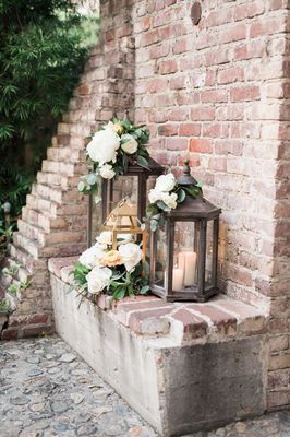 Hanging Lantern Wedding Decor, Classy Wedding Centerpieces, Lantern With Flowers, Lanterns With Flowers, Floral Lantern, Lantern Wedding, Informal Weddings, Tropical Wedding Flowers, Candle Wedding Centerpieces