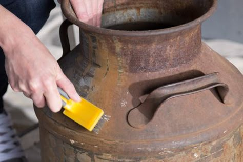 Milk Can Restoration, How To Paint Milk Cans, Paint Old Milk Can, Refinishing Old Milk Cans, Painting A Milk Can, Painting Old Milk Cans, Diy Old Milk Can Ideas, Milk Can Flower Pot, Decorating Milk Cans Ideas