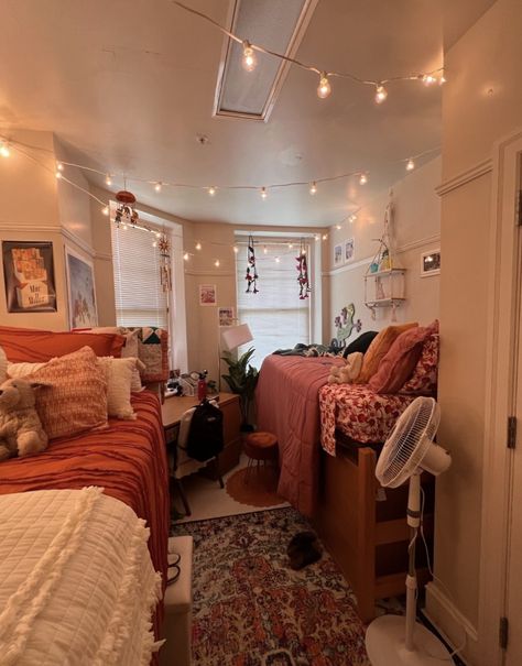 Dorm Room Ideas Orange, Dorm Room Ideas Yellow, College Dorm Lights, Yellow Dorm Room Ideas, Room Ideas Orange, Earthy Dorm Room Ideas, Earthy Dorm Room, Yellow Dorm Room, Girls College Dorm Room Ideas