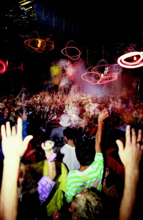 Rave Astethic, 90s Nightclub, Project X Party Aesthetic, Techno Rave Aesthetic, Clubs Aesthetic, 90s Rave Aesthetic, Rave Photography, Club Pictures, Bar Pictures