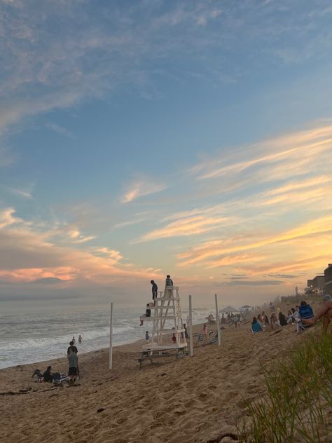 Main Beach East Hampton, East Coast College Aesthetic, Old Money Beach Aesthetic, East Hamptons Aesthetic, East Coast Beach Aesthetic, Summer In The Hamptons Aesthetic, Coastal Town Aesthetic, Coastal Princess, Summer East Coast