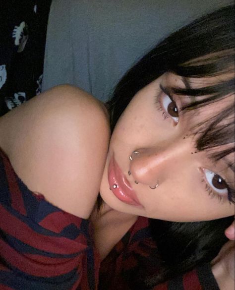 Vertical Labret Piercing, Face Piercings, Labret Piercing, Facial Piercings, Glo Up, Make Up Inspo, Cute Makeup Looks, Foto Ideas Instagram, Ideas For Instagram Photos