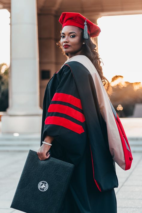 Doctoral Graduation, Mba Graduation, Graduation Outfit Ideas, Masters Graduation, College Graduation Photoshoot, College Graduation Pictures Poses, Graduation Look, Grad Outfits, College Graduation Photos