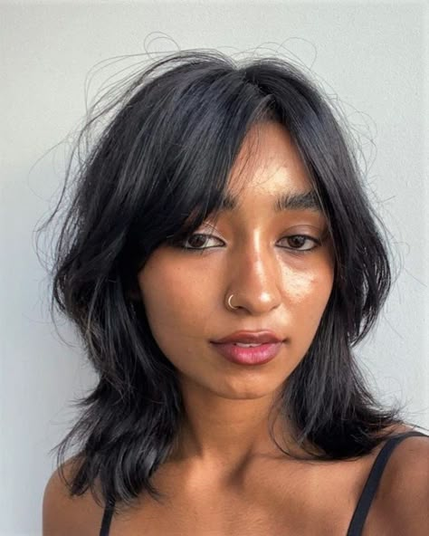 Shoulder-Length Hair with Curtain Bangs for Round Faces Kort Bob, Modern Bob, Bangs For Round Face, Haircut Inspo, Hair Inspiration Short, Shoulder Length Hair Cuts, Round Face Haircuts, Hair 2024, Latest Hair