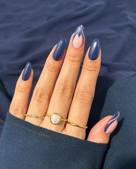 20 Very Chic Winter Manicure 2023/2024 Ideas to Opt for Now Nail Art Bleu, Fall Almond Nails, Old Money Nails, Money Nails, Fall Gel Nails, Cute Nails For Fall, Blue Nail Art, Fall Acrylic Nails, Classy Acrylic Nails