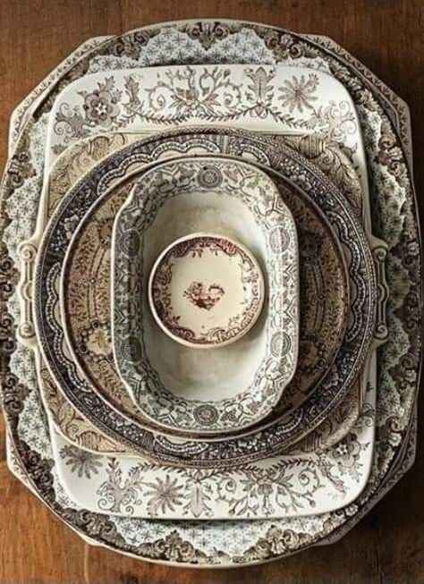 Mixed China Wedding Table Settings Vintage Plates, Plate Display Ideas, China Crockery, Crockery Design, Dish Display, Brown Transferware, Antique Stoneware, Antique Dishes, Christmas Interiors