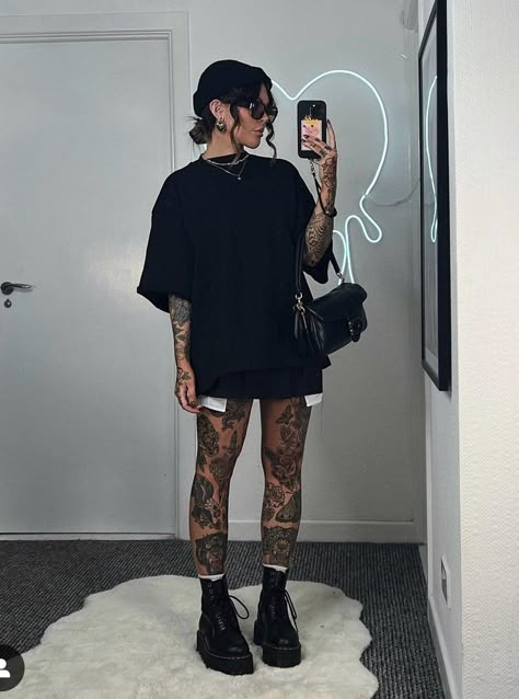 Woman Alternative Style, Alt First Date Outfit, Biker Hat Outfit, Sporty Edgy Outfits, Black Hairstylist Outfits, Warped Tour Outfit Ideas, Sporty Goth Outfits, Full Tattoo Women, Tattoo Outfit Woman