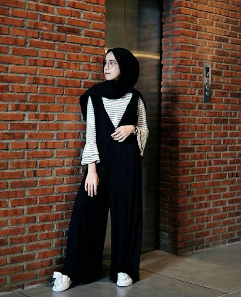 Ameliaelle Ootd Jumpsuit Hijab, Jumpsuit Hijab, Black And White Clothes, Ootd Jumpsuit, Ootd Blazer, Fashion Black And White, Jumpsuit Style, Girls Hijab, Mode Kimono